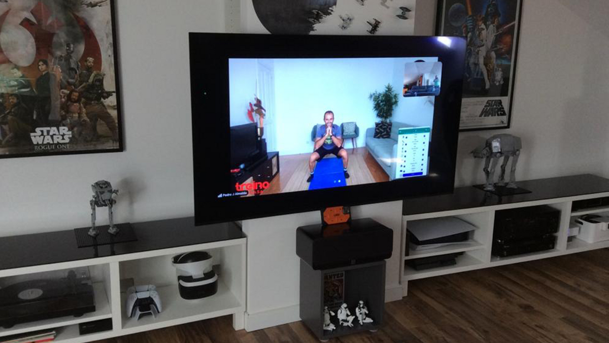 Treino online apresentado no ecrã de uma televisão