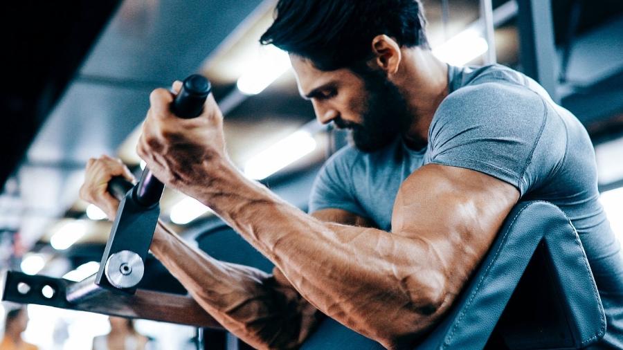 Treino de Resistência Muscular – Peitoral + Bicipetes (Máquinas – 60 min)