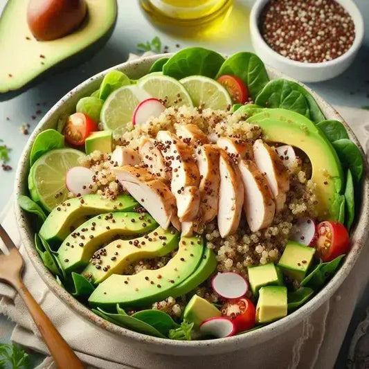 Salada Proteica de Quinoa, Frango e Abacate