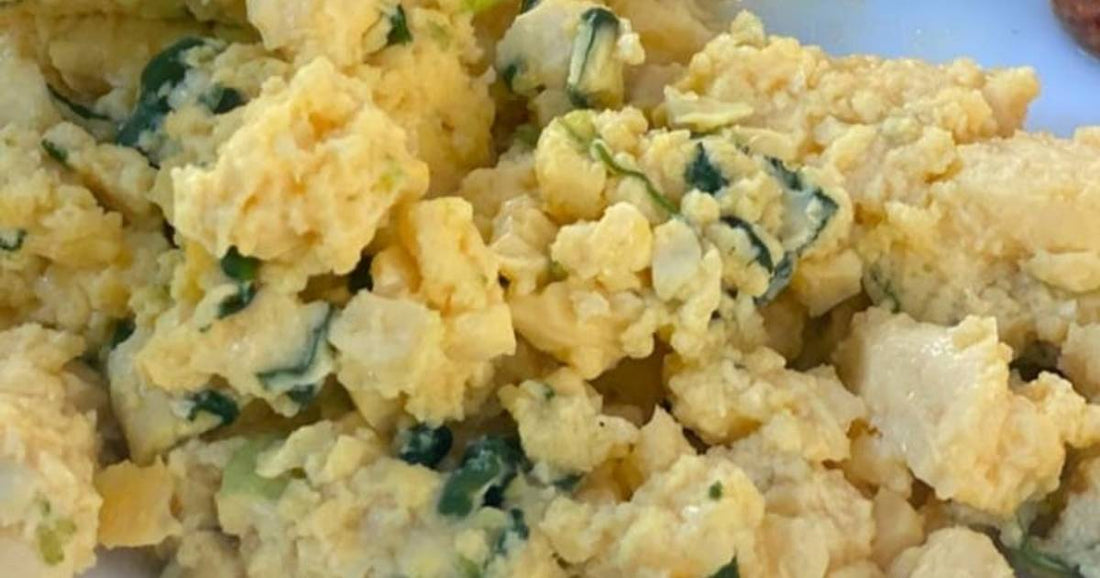 Receita: Ovos Mexidos com Requeijão e Espinafres