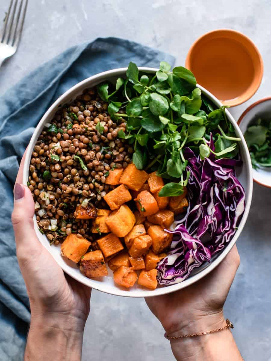 Bowl de Lentilhas com Frango Grelhado e Vegetais Assados