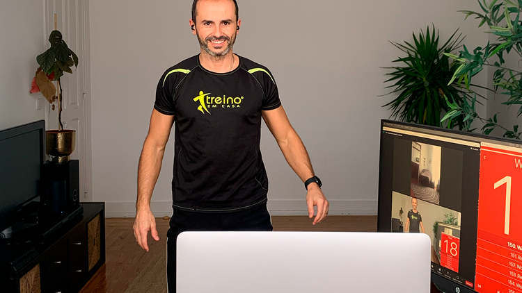 Treinador a orientar uma sessão de treino através de um computador