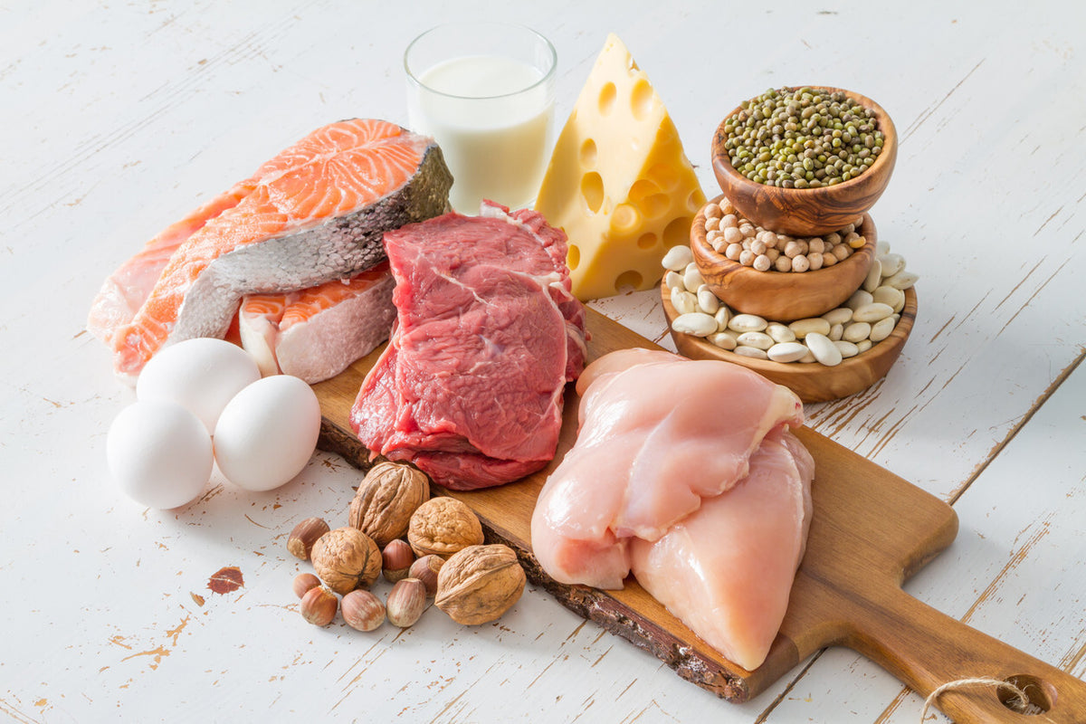 Seleção de fontes de proteína, incluindo carne, peixe, ovos e leguminosas